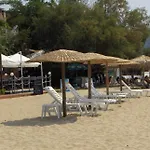 Panos 公寓 *